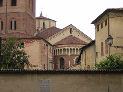 Der Kirchturm und der Narthex