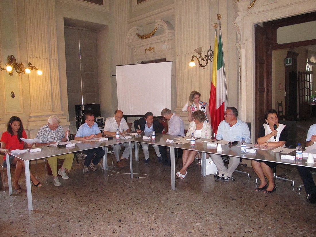 foto di repertorio di un incontro del comitato strategico amianto