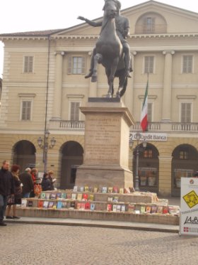 immagine bookcrossing in piazza Mazzini