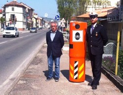 il vice sindaco e un agente davanti a un velo ok