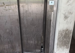 la porta dell'ascensore danneggiata