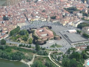 foto aerea di piazza castello