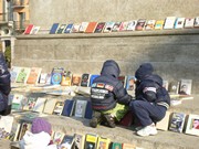 bambini al Bookcrossing in piazza Mazzini