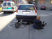 foto signora in bicicletta investita 