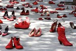 scarpe rosse contro la violenza sulle donne